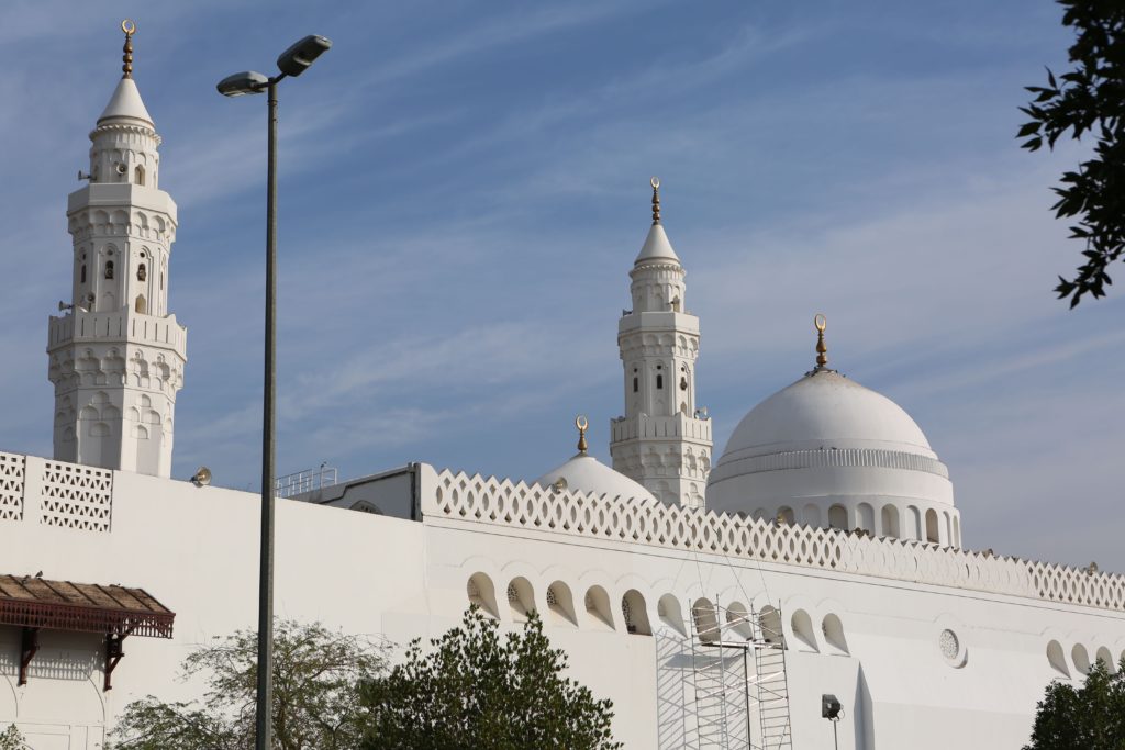 Weisse Kuppeln und Minarette der Qubā-Moschee